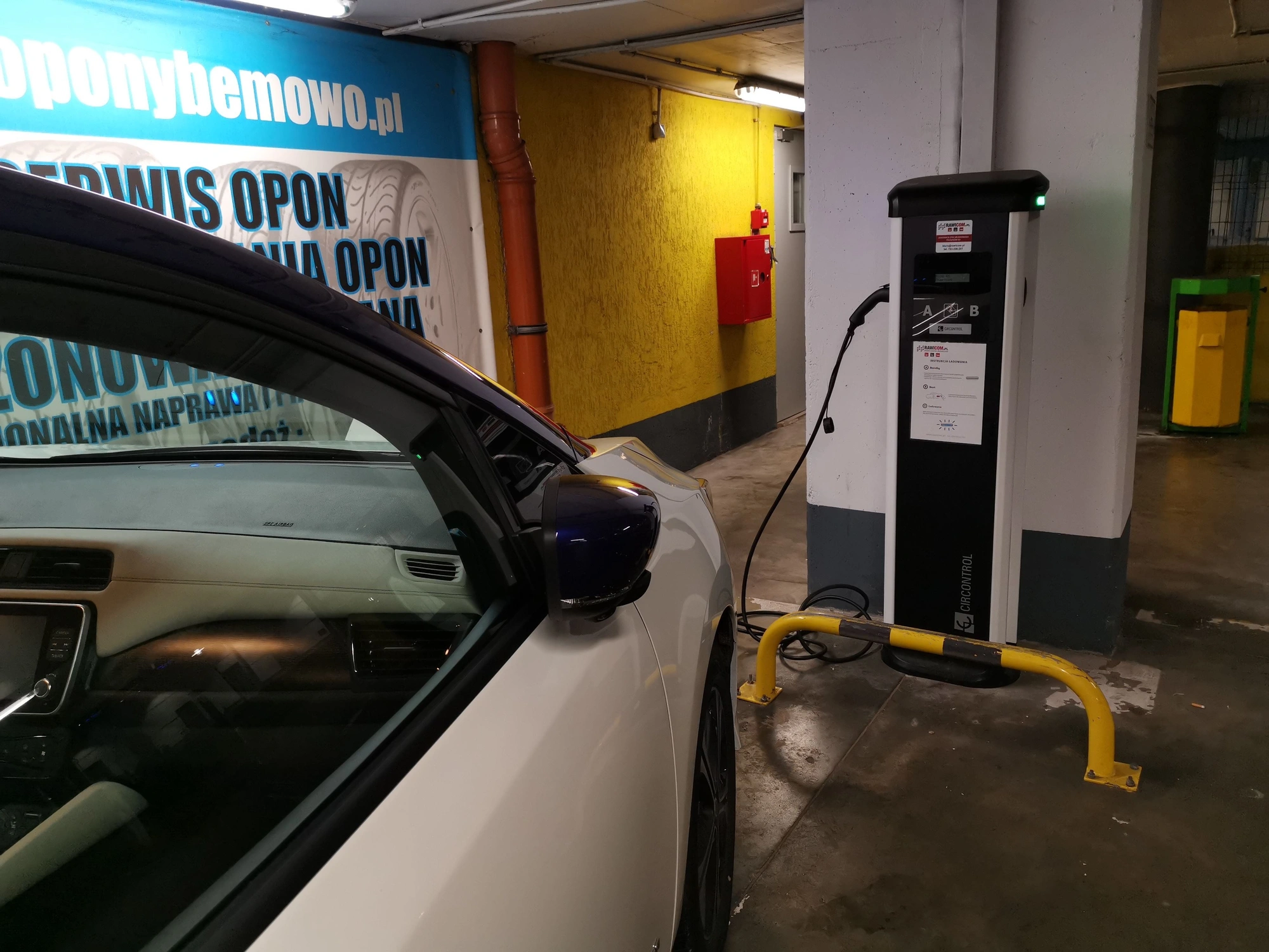 samochód elektryczny w bloku 
