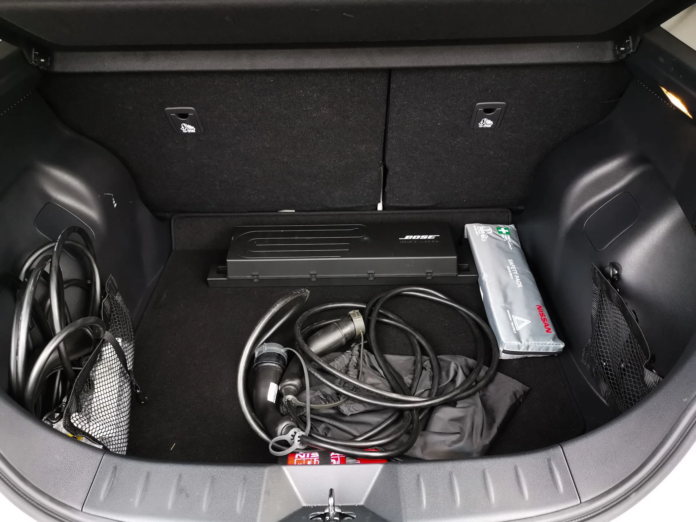 samochód elektryczny w bloku 