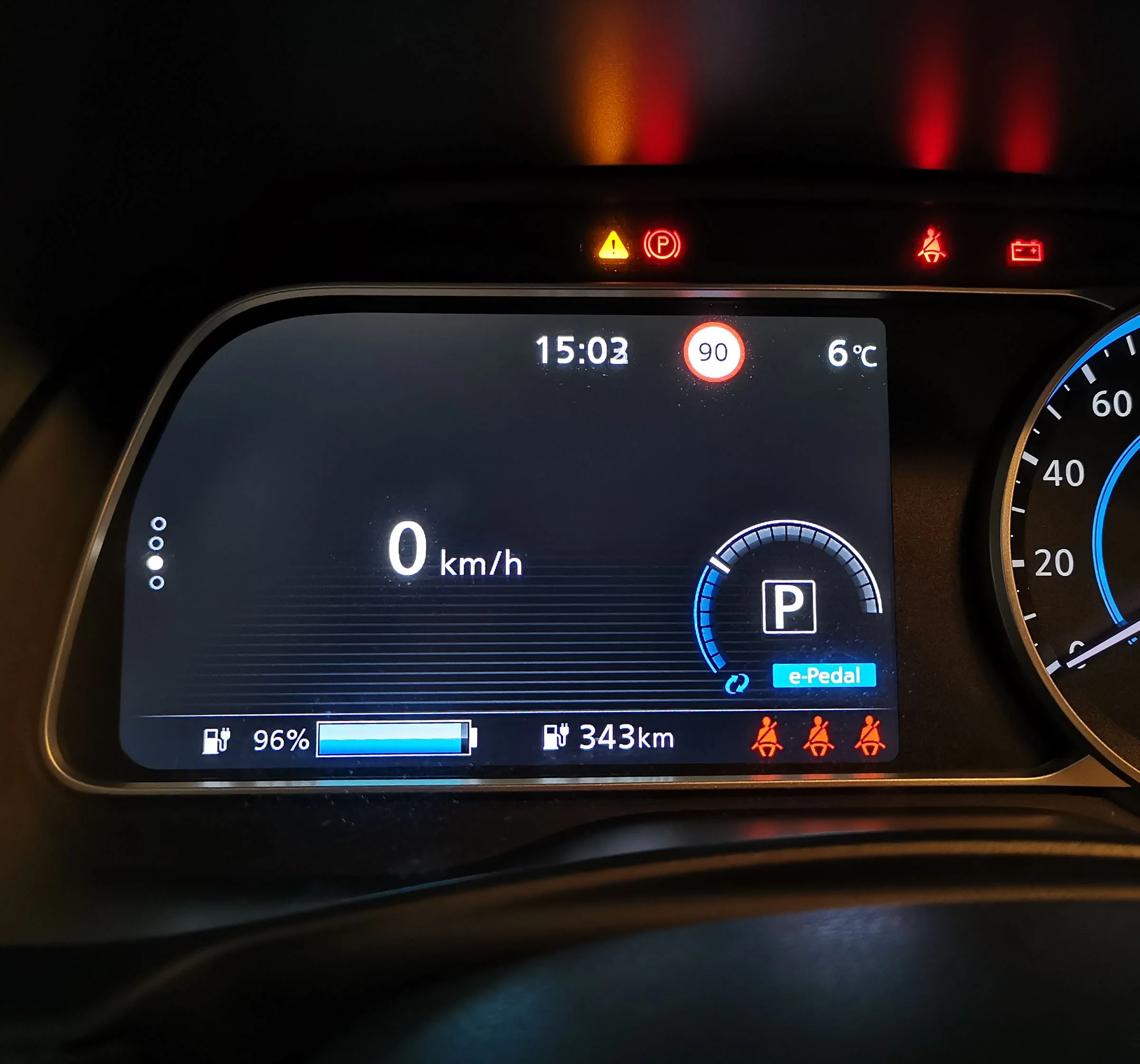samochód elektryczny w bloku 
