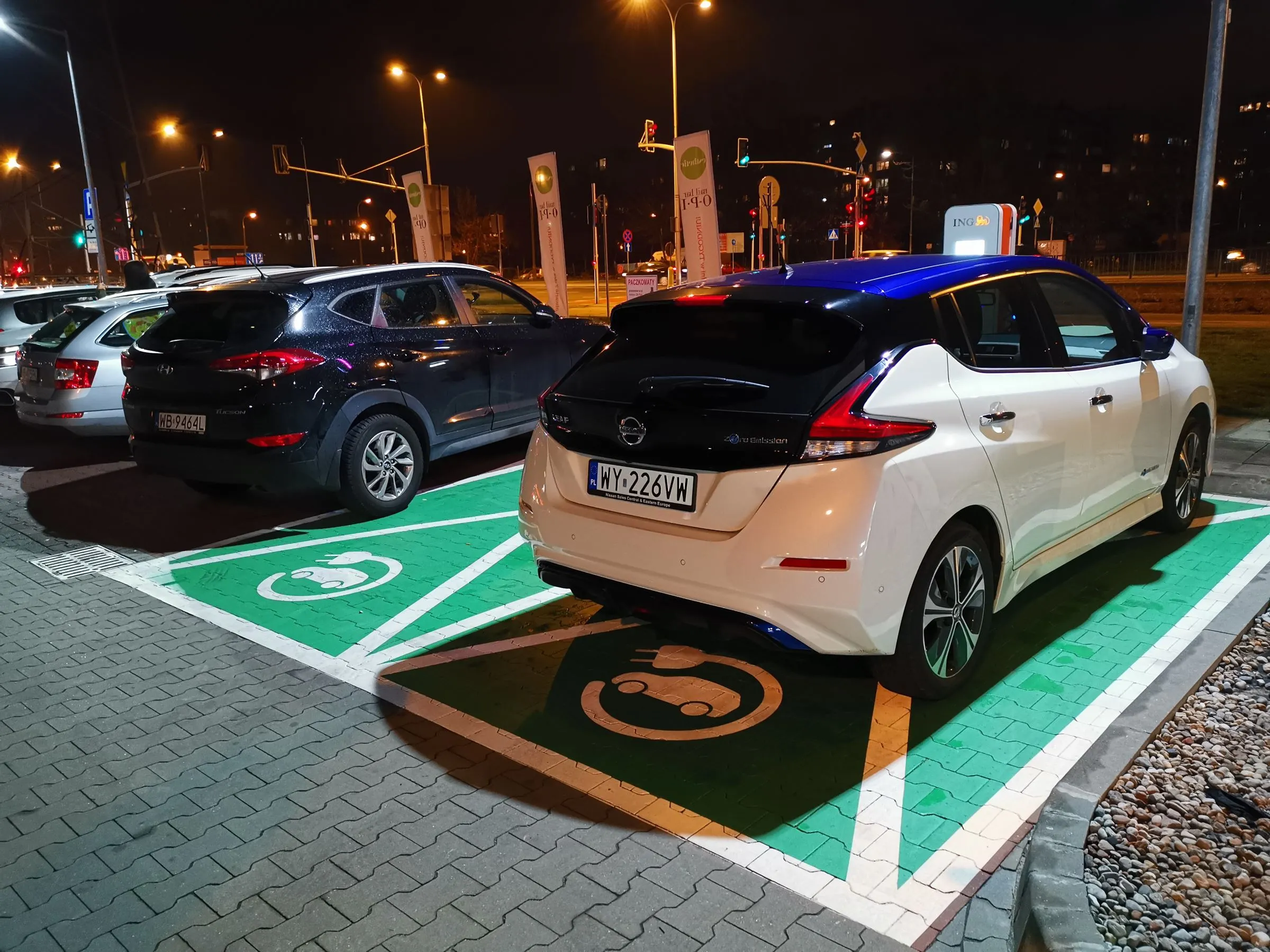 samochód elektryczny w bloku 
