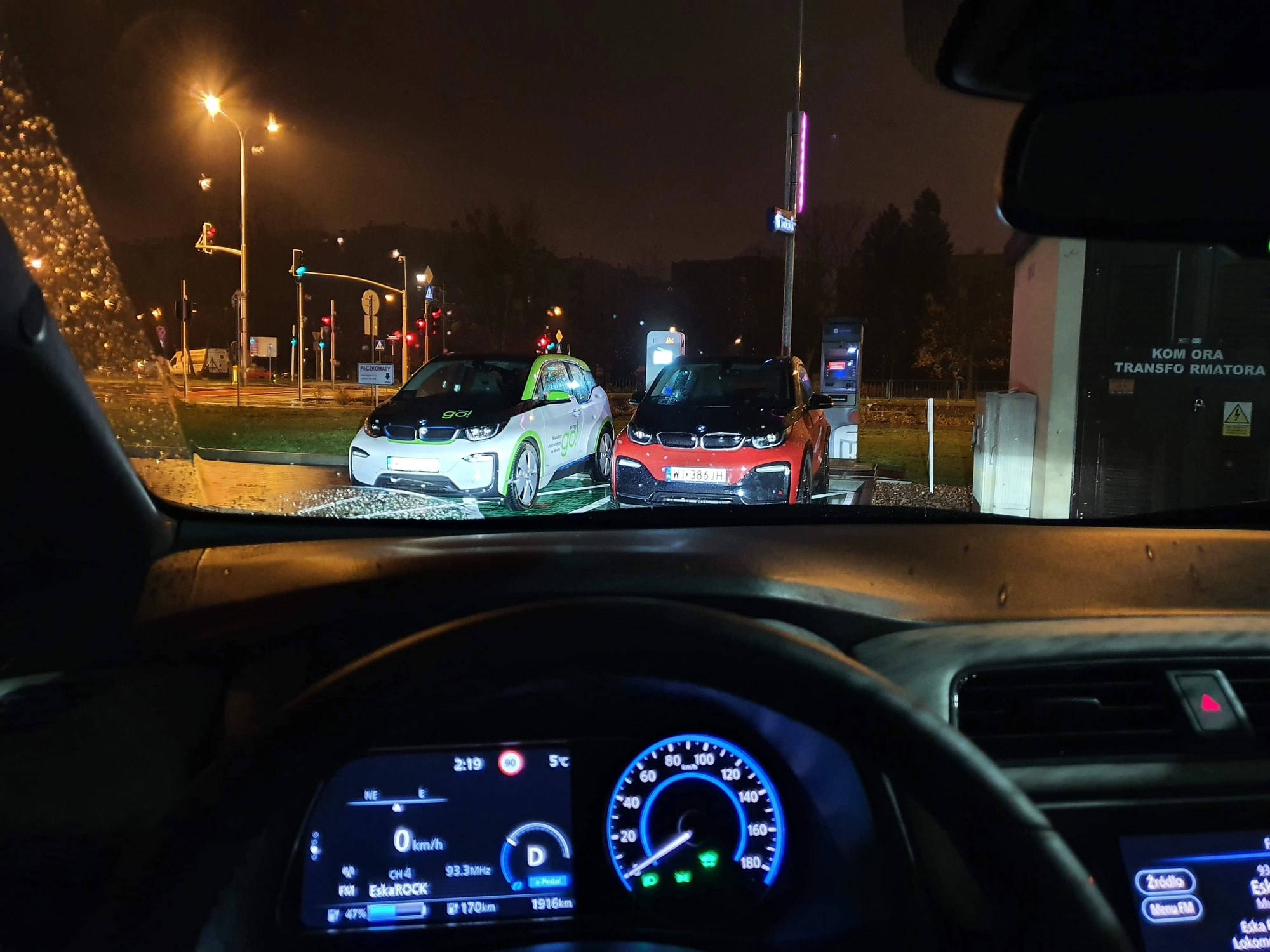 samochód elektryczny w bloku 