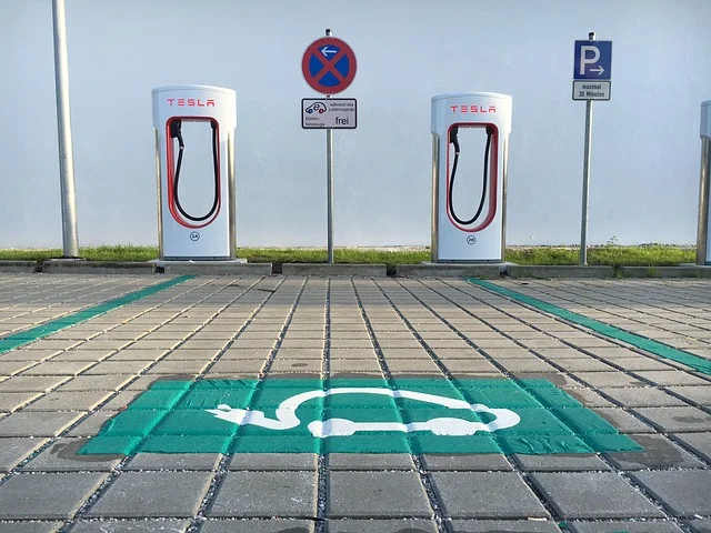 elektryczny ford mustang mach e tesla