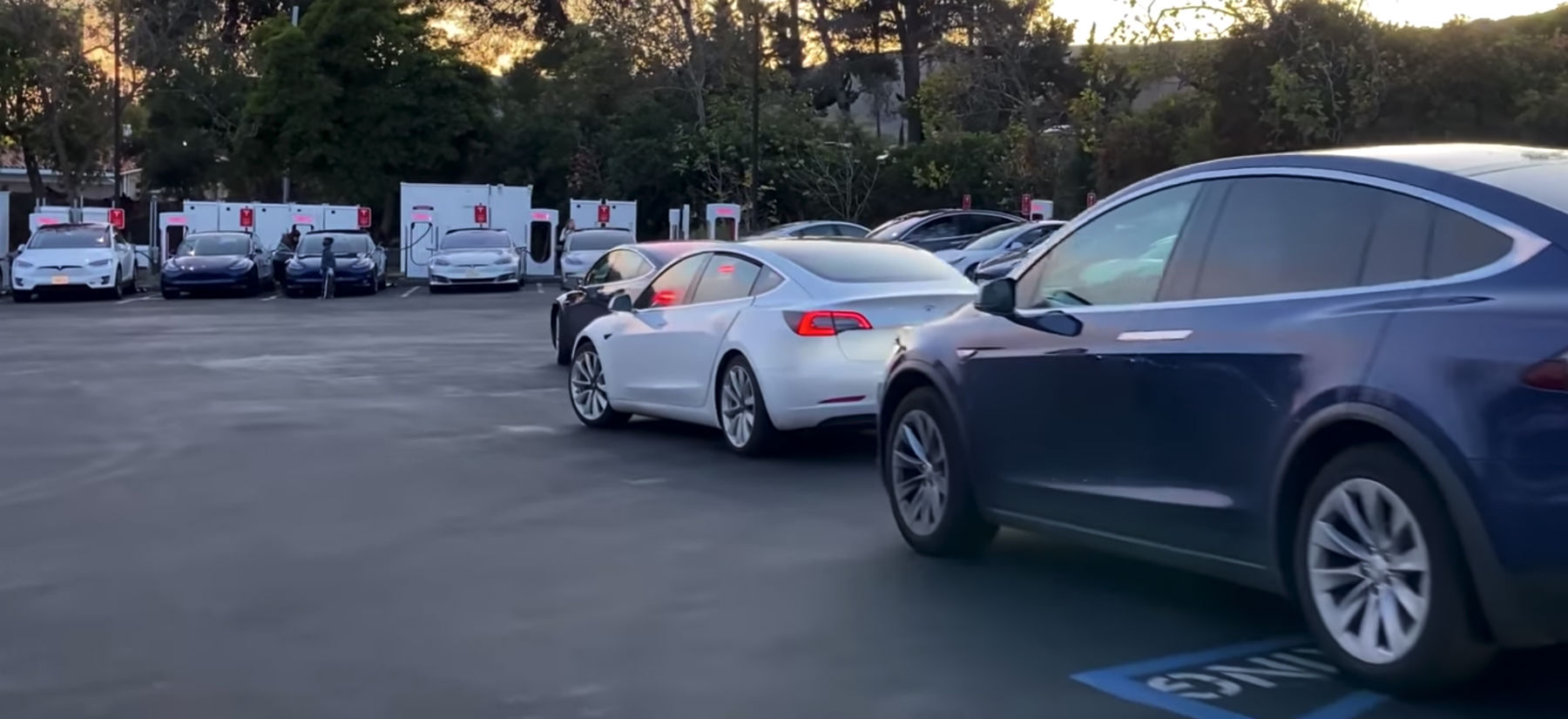 tesla ładowanie kolejki