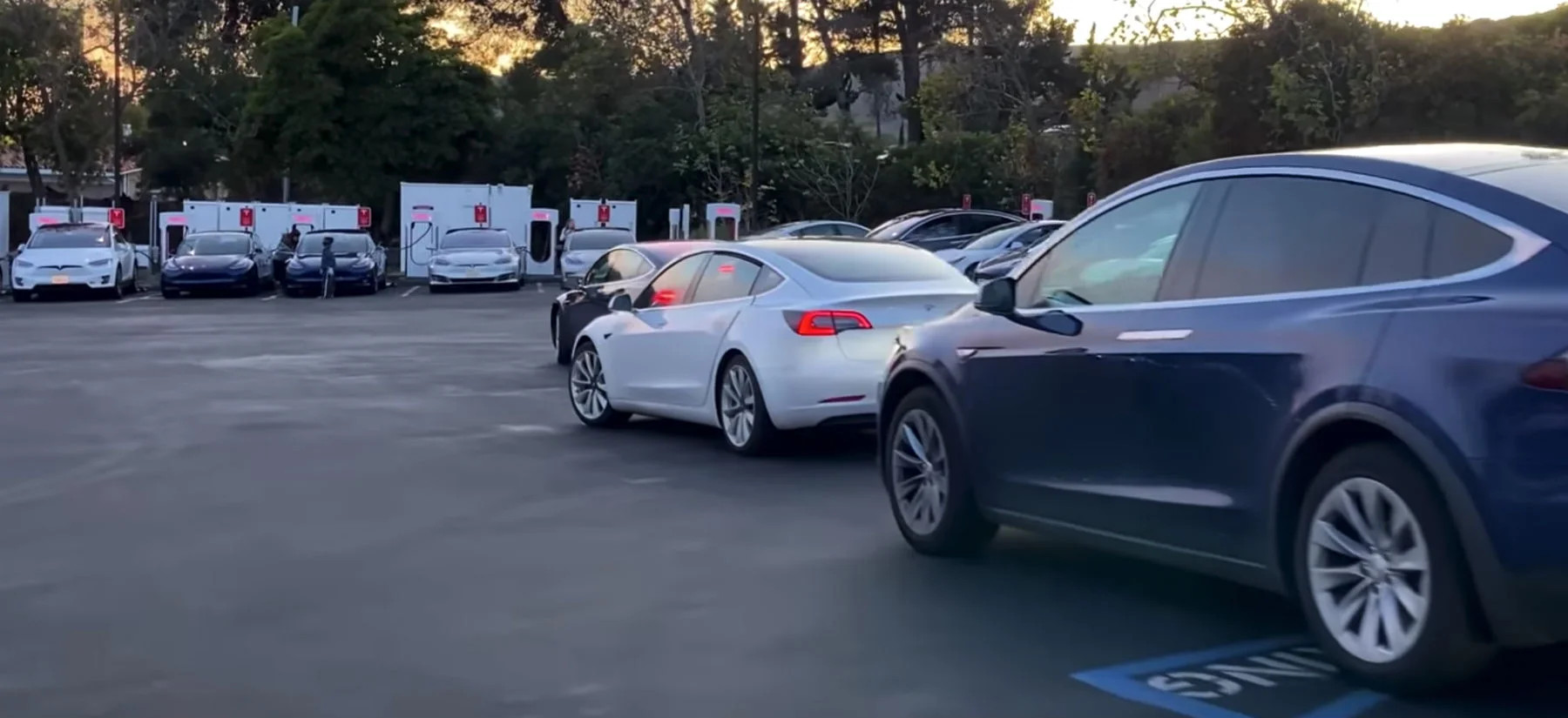 tesla ładowanie kolejki