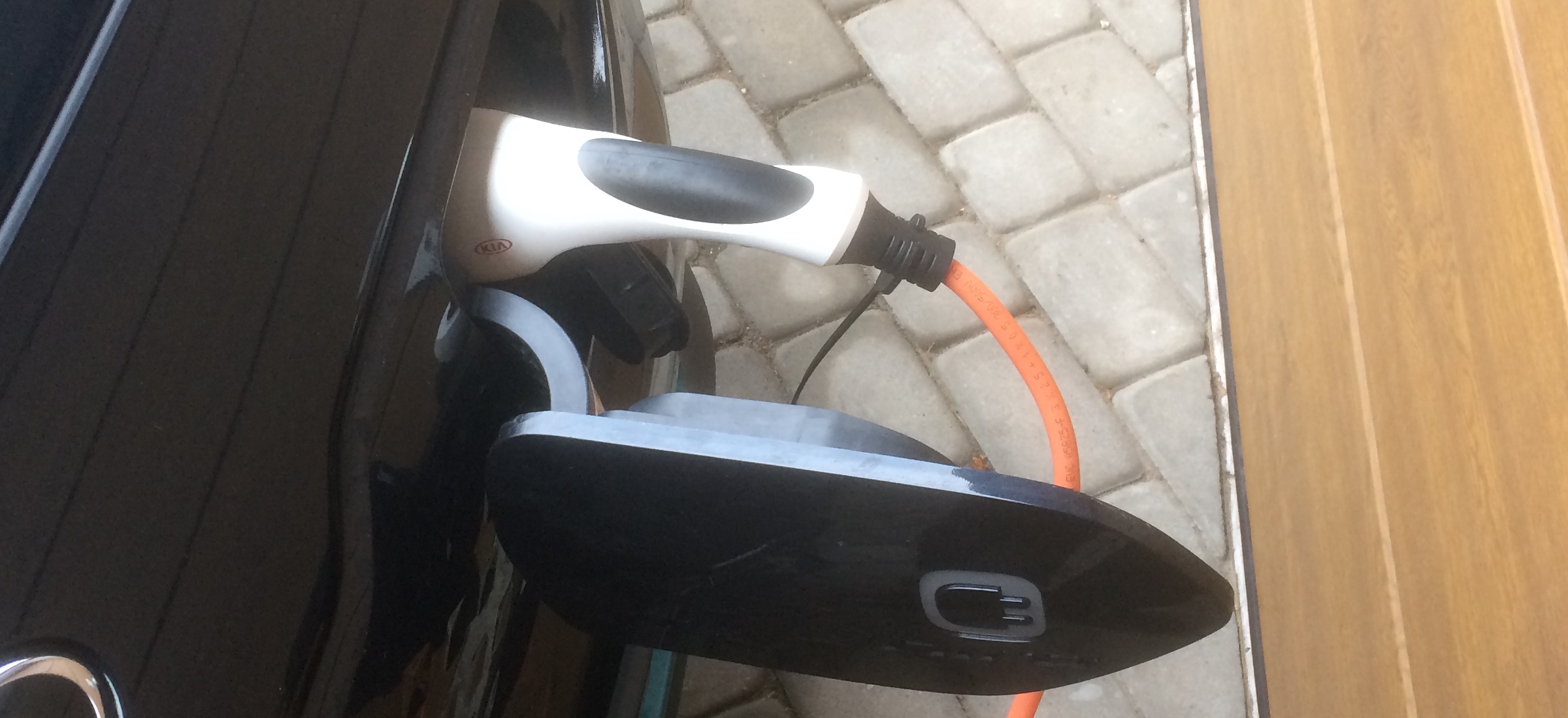 samochód elektryczny ładowanie w domu