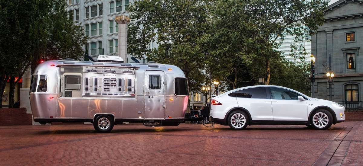 Cybertruck ma być królem holowania? Jak, skoro nawet Model X nie jest?