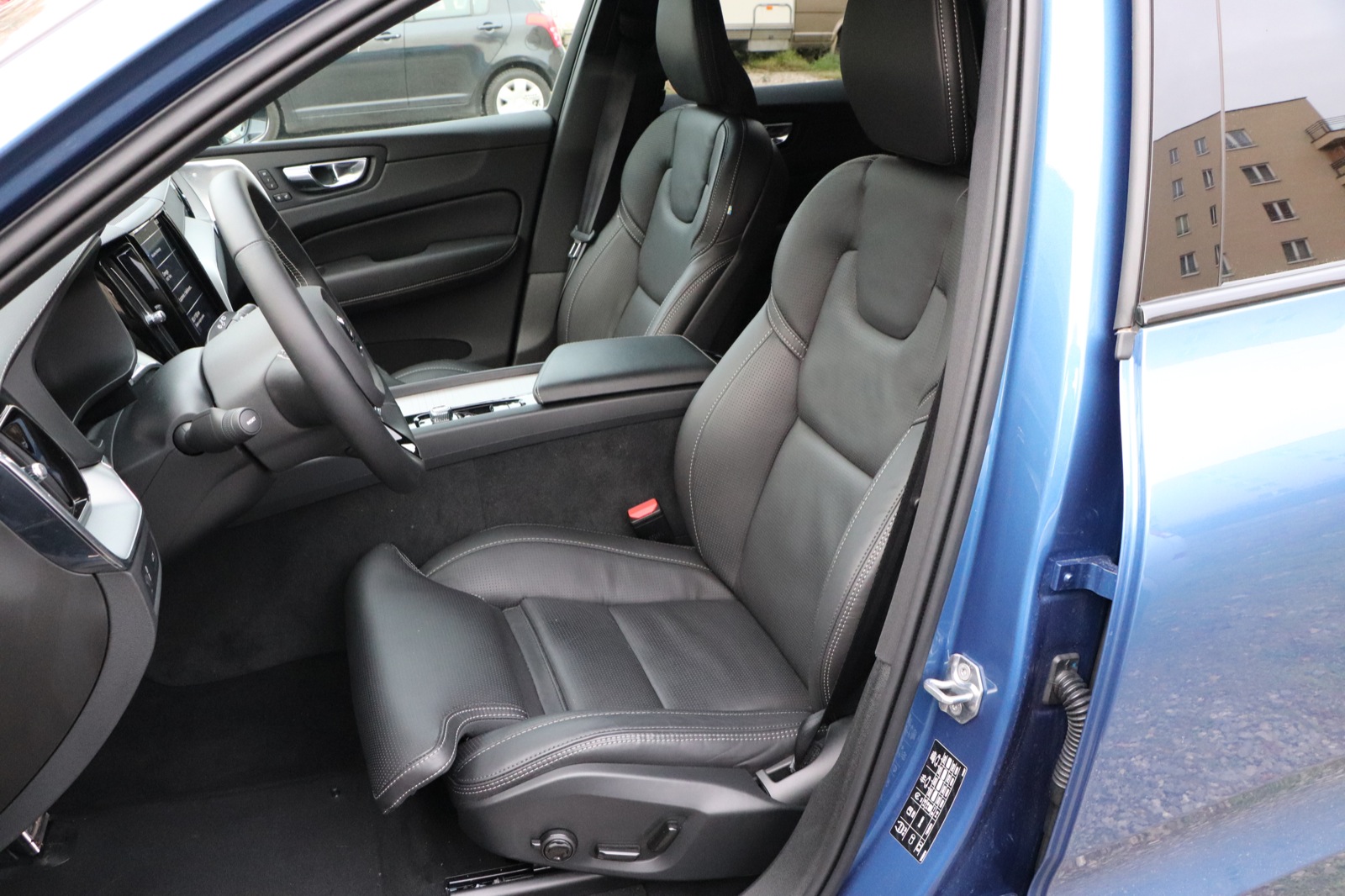 volvo xc60 r-design ceny 