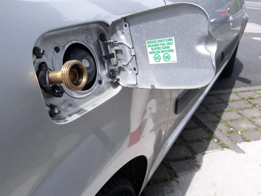 samochód z lpg w garażu podziemnym 