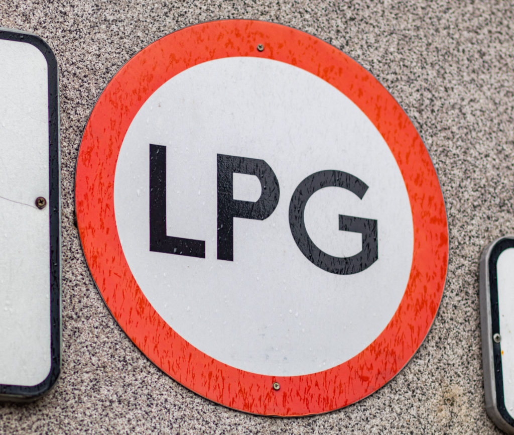 samochód lpg w garażu podziemnym 