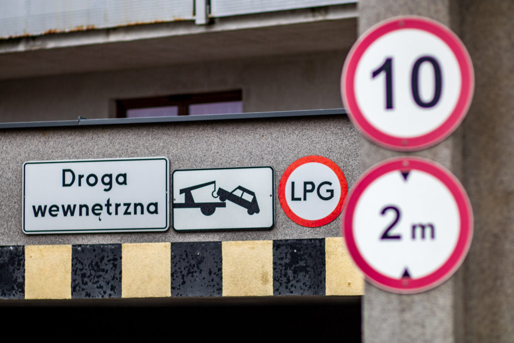 samochód z lpg w garażu podziemnym 