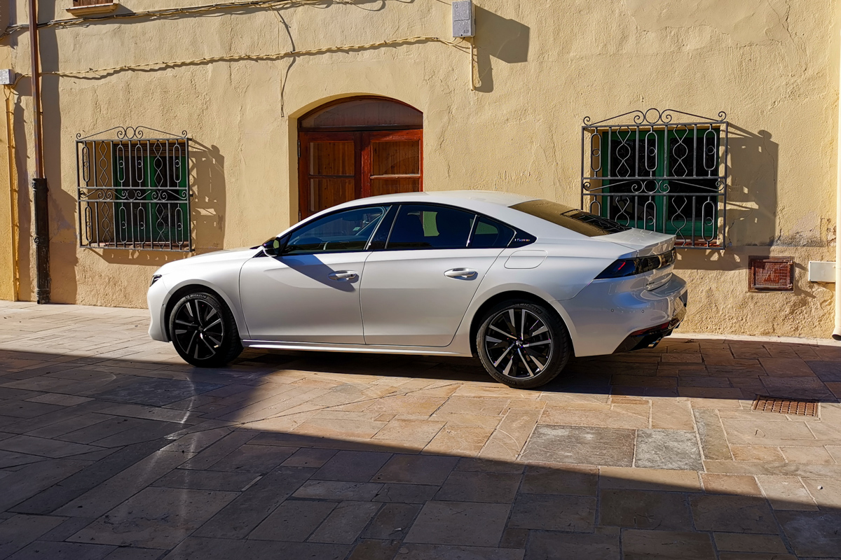 Peugeot 508 3008 hybrid test 