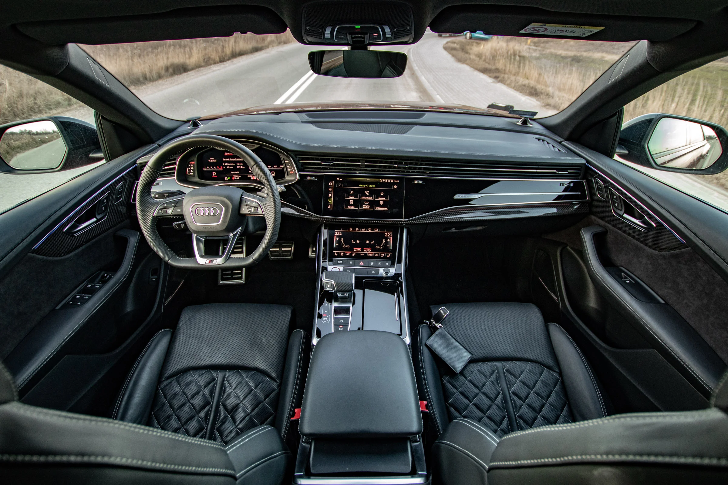 Volkswagen Touareg vs Audi SQ8