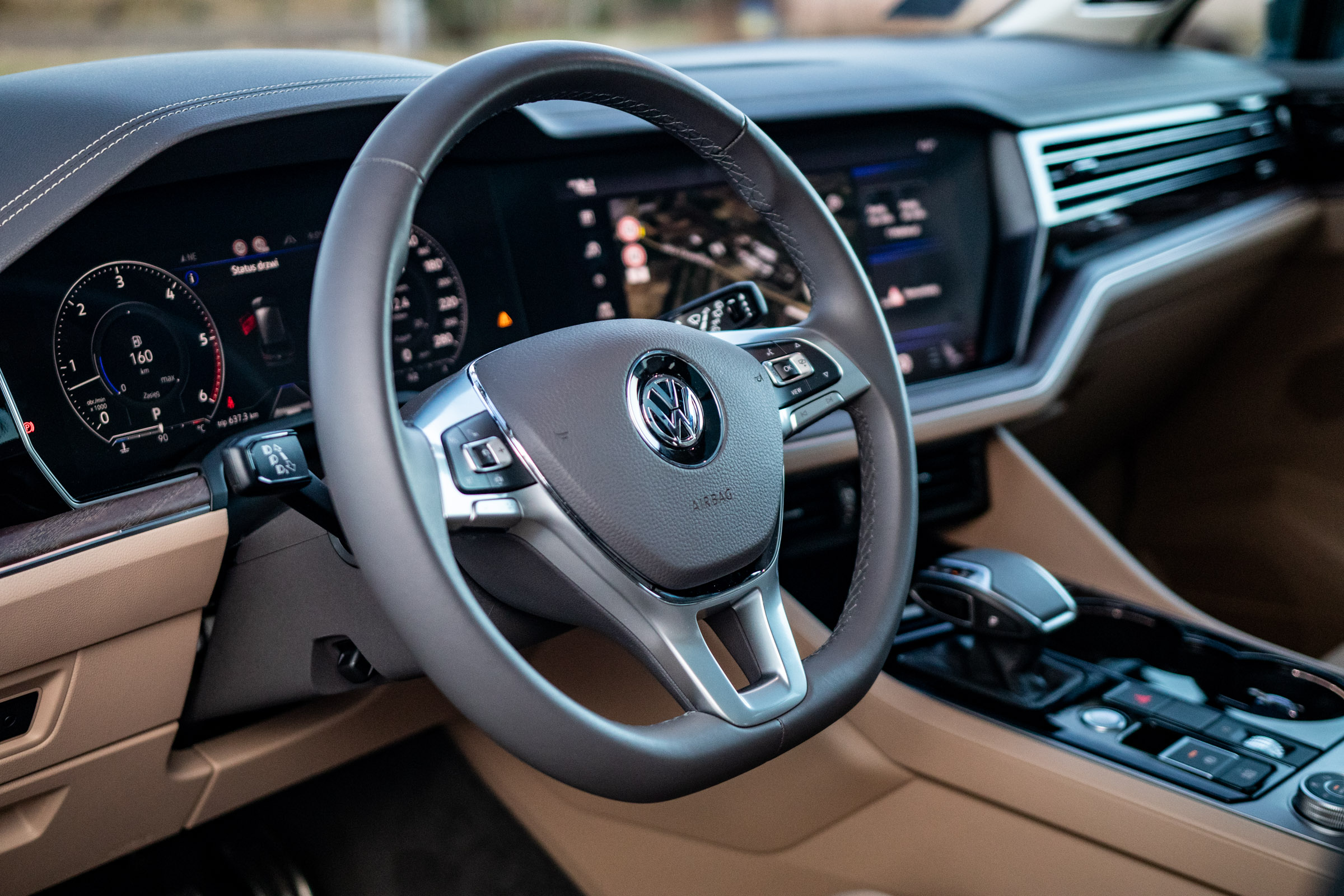 Volkswagen Touareg vs Audi SQ8 