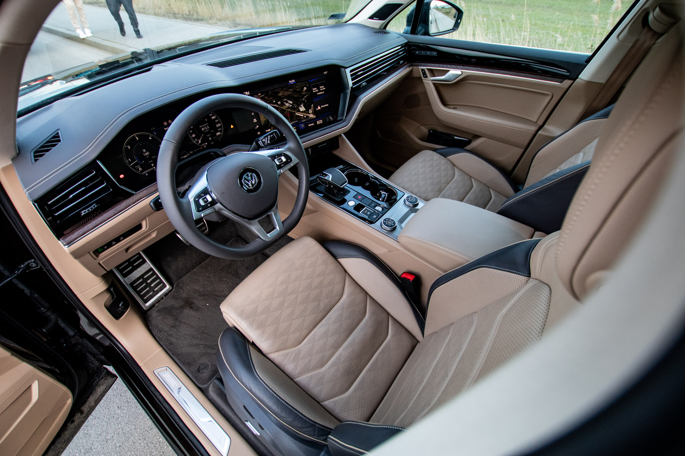 Volkswagen Touareg vs Audi SQ8 