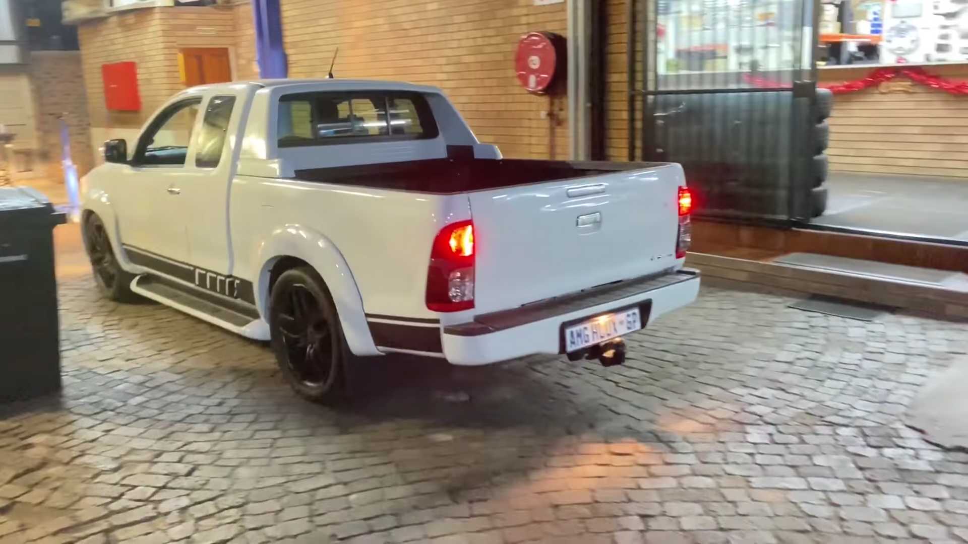 Toyota Hilux V8
