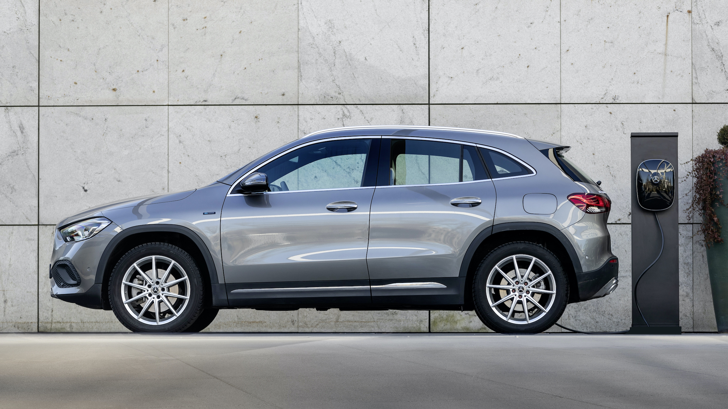 Mercedes GLA hybryda