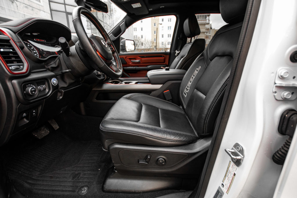 ram 1500 pedały 