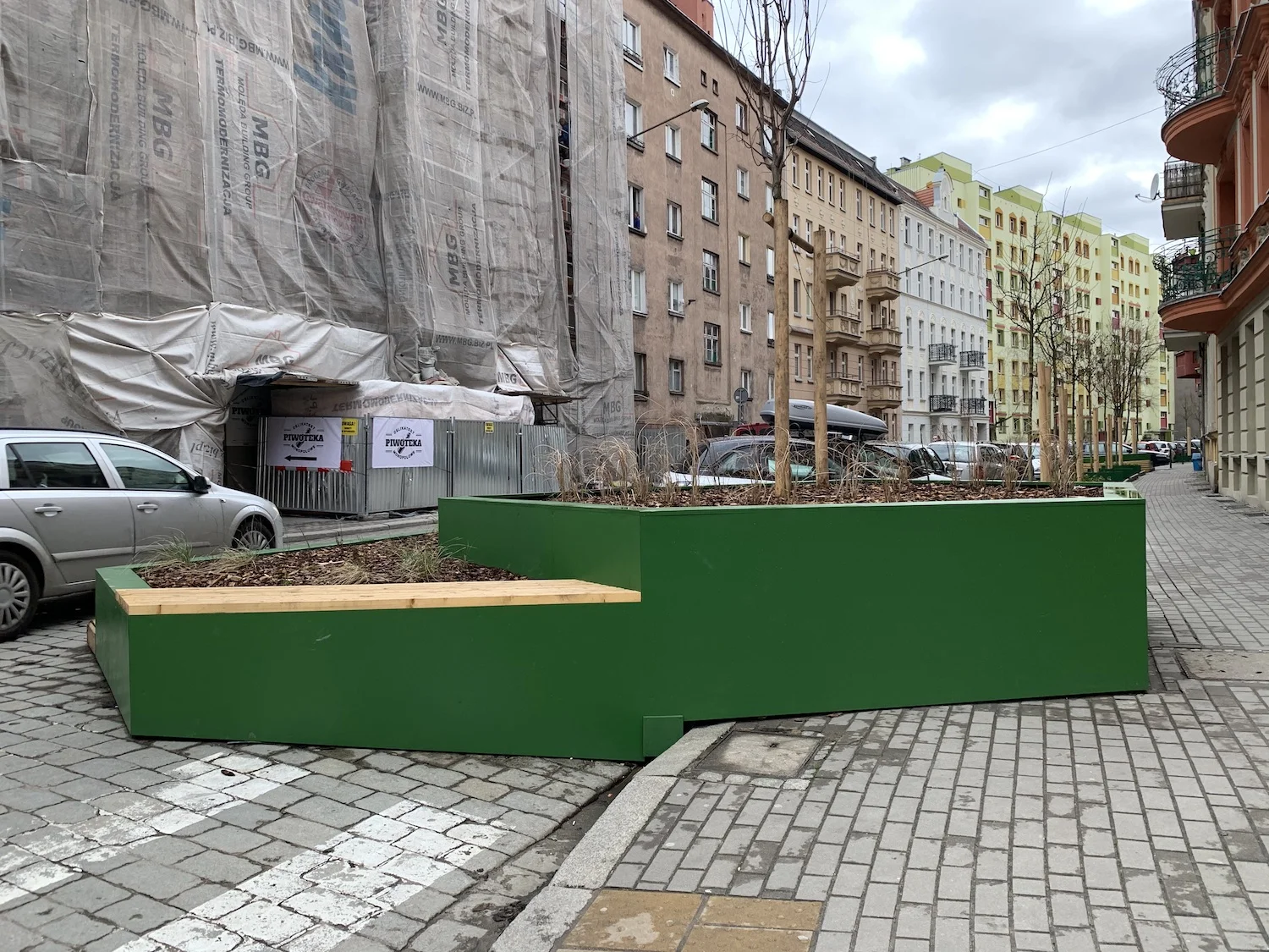 Wrocław postawił na ulicy „skrzynki” za 1,8 mln zł. Policja każe je usunąć, a ja pojechałem sprawdzić, o co chodzi