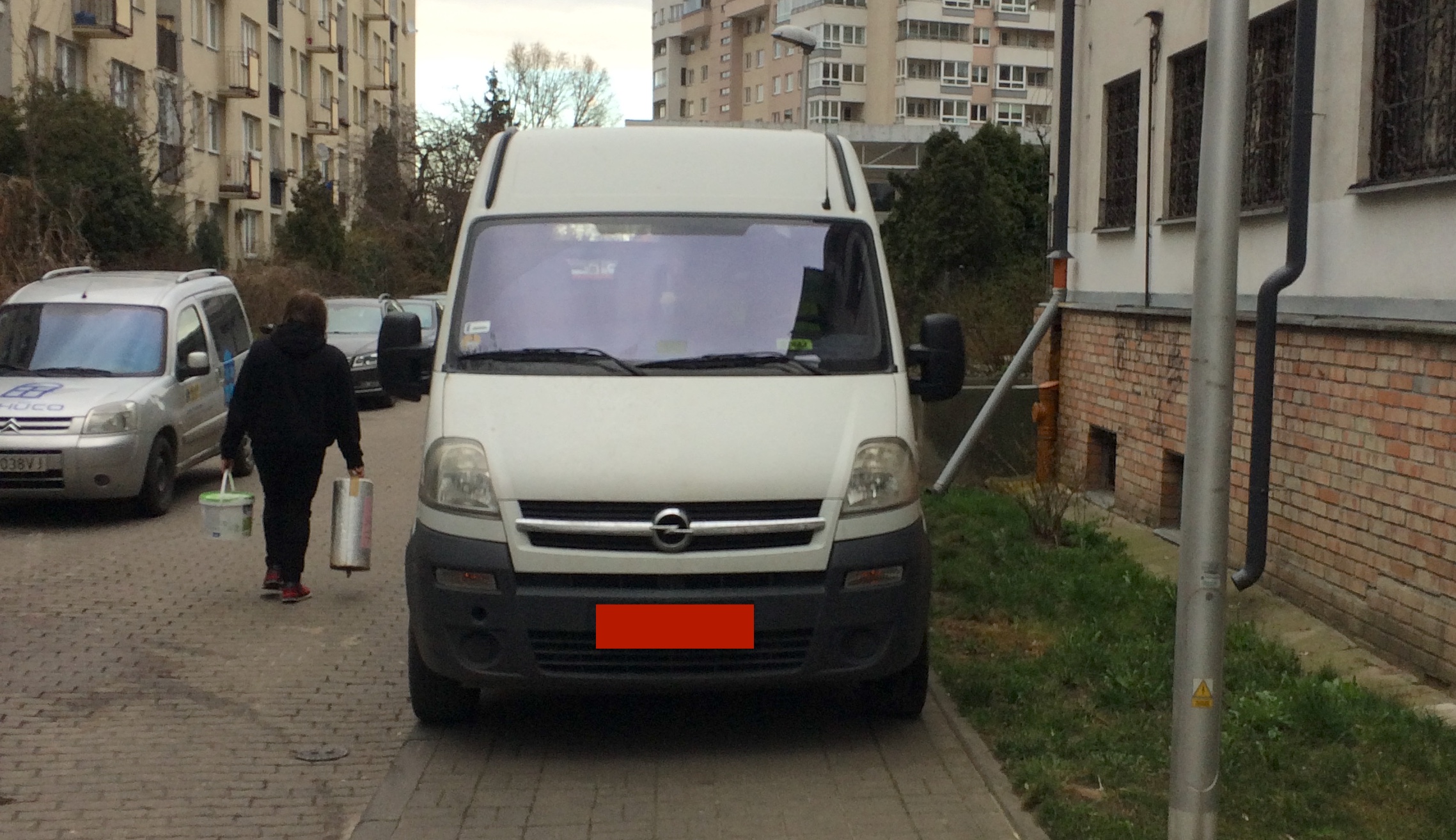 Zdelegalizujmy parkowanie na chodnikach. To zatrzyma epidemię