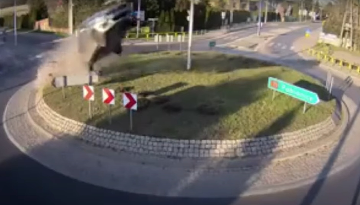 wypadek na rondzie w rąbieniu