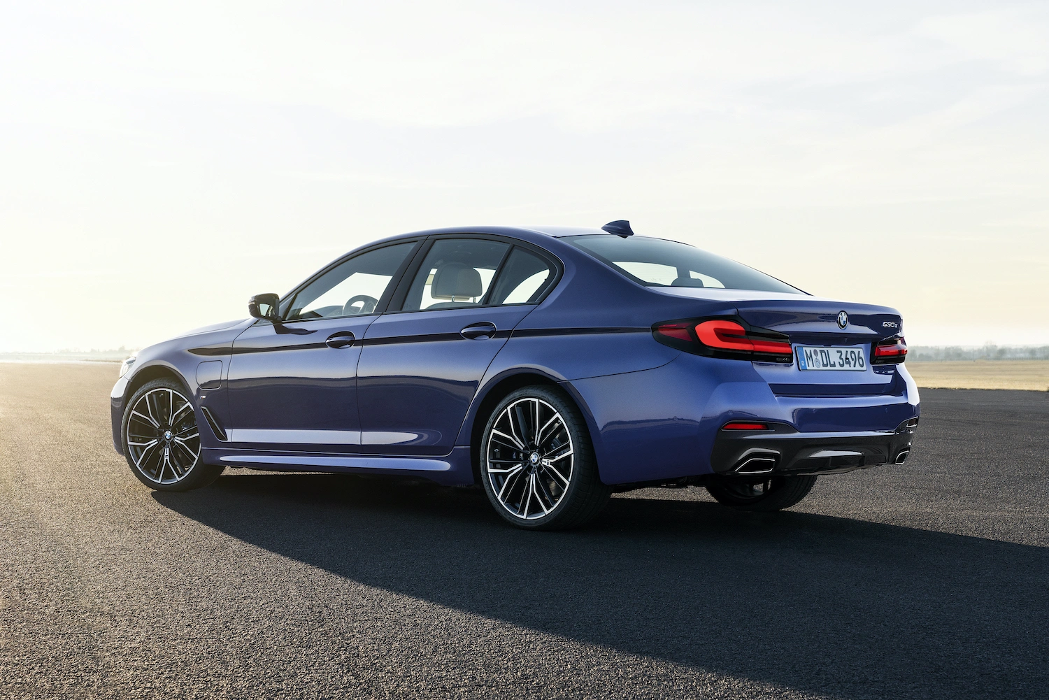 Oto BMW 5 po liftingu. Nowy wygląd, wyposażenie i hybrydy