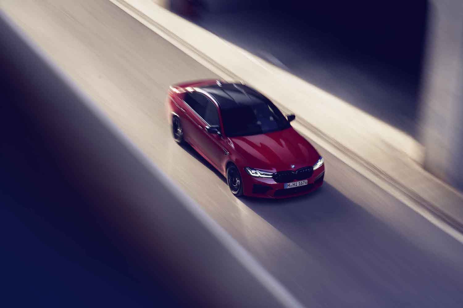 Internet ma nowego bohatera. Kierowca BMW skasował przystanek jadąc z prędkością pieszego