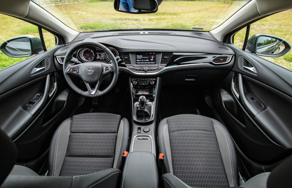 wnętrze opel astra 