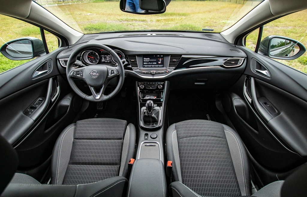wnętrze opel astra