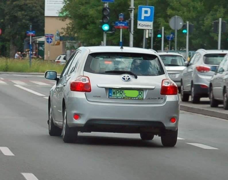 Zielone tablice rejestracyjne dla hybrydy? Nie, ale popatrzcie na Aurisa