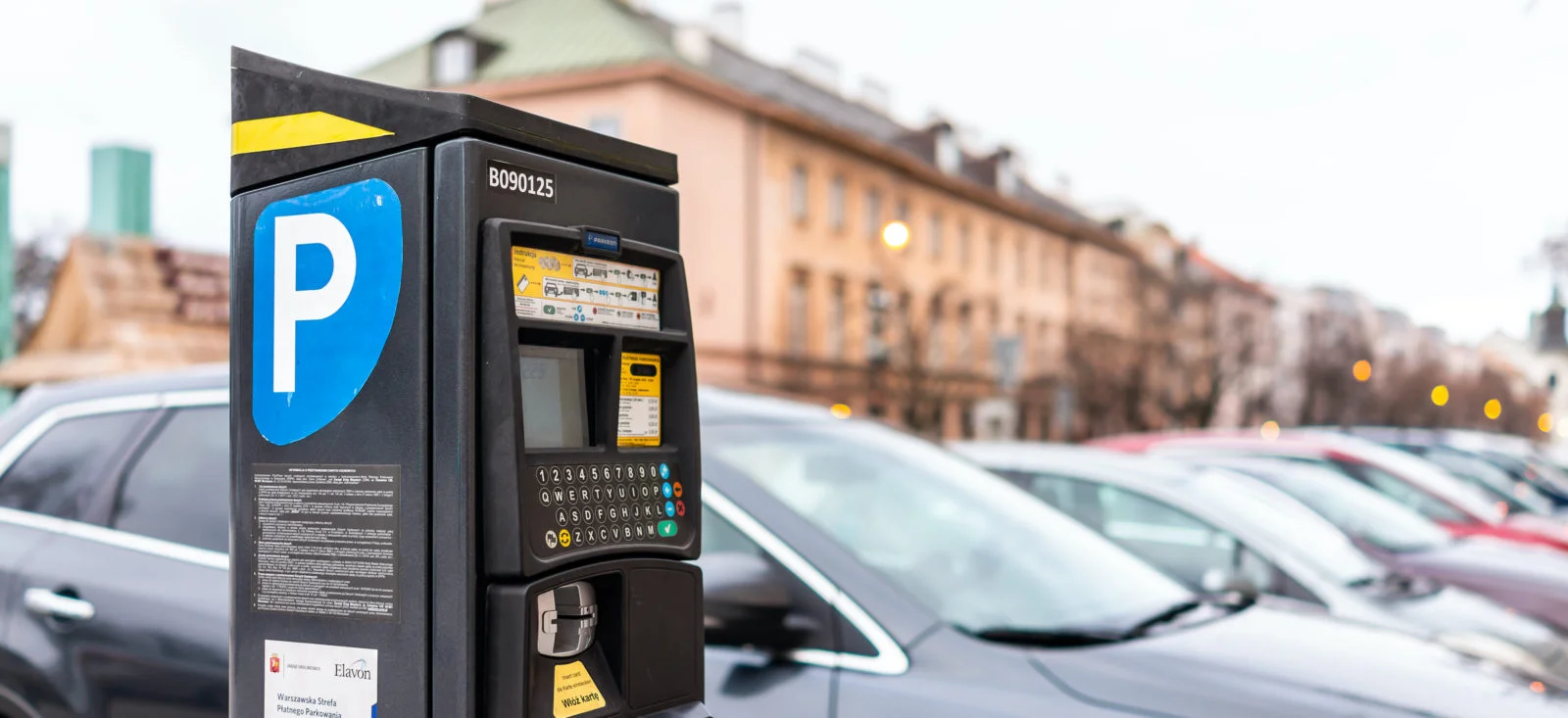 Abonament parkingowy w płatnej strefie warszawskiej jest za tani. IDzD przedstawił wyliczenia