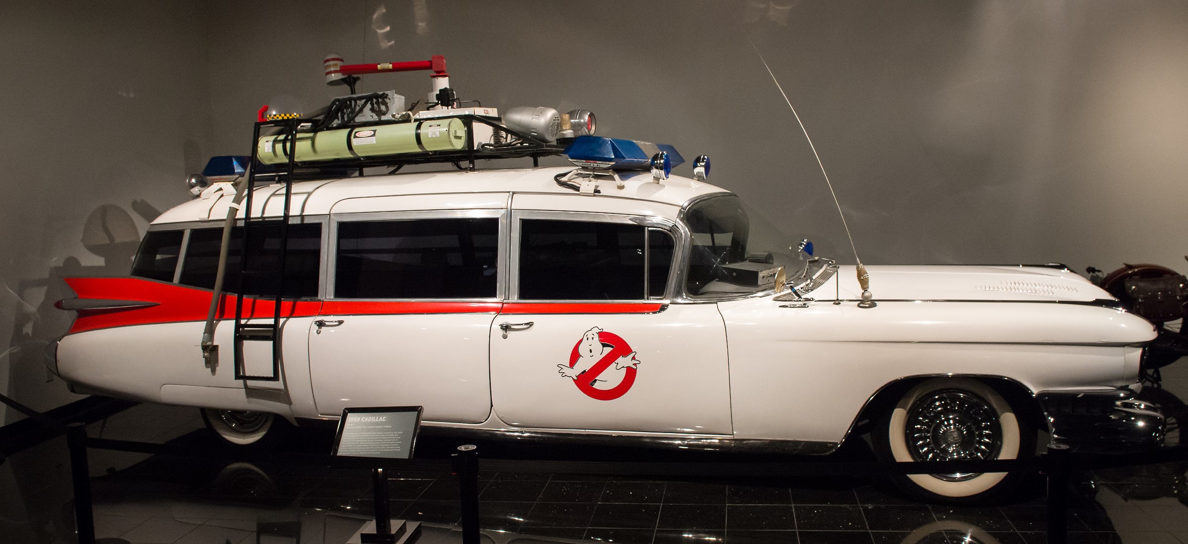 Batmobil, ECTO-1 czy wehikuł czasu? Wszystkie te auta będą na sprzedaż