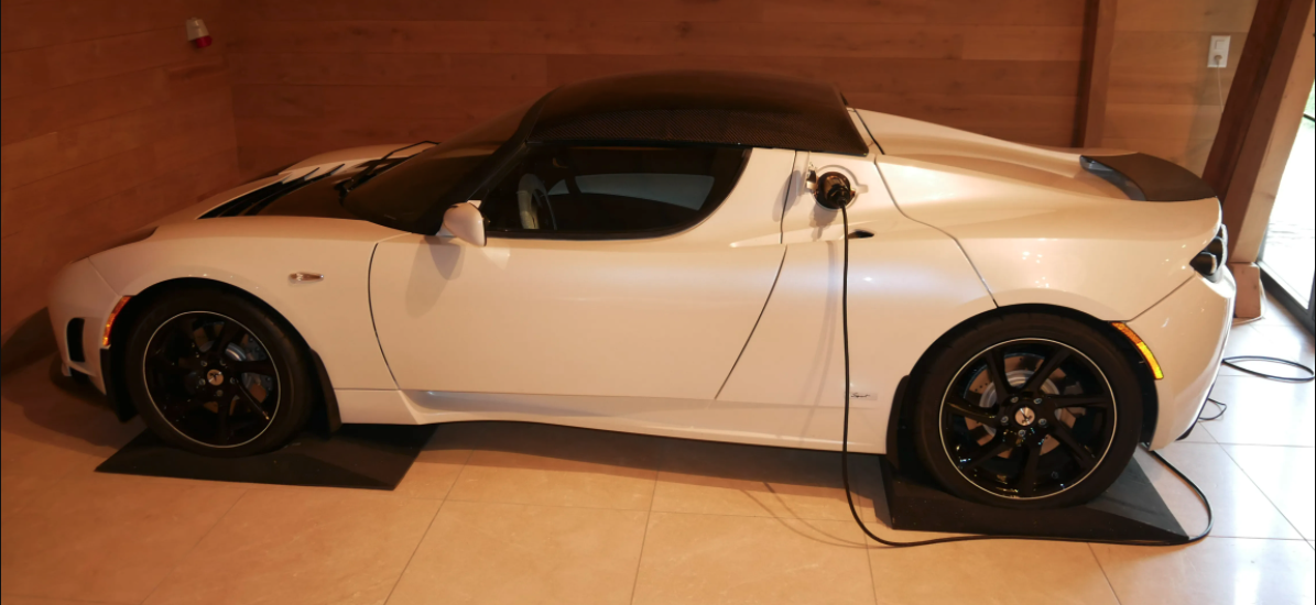 tesla roadster cena