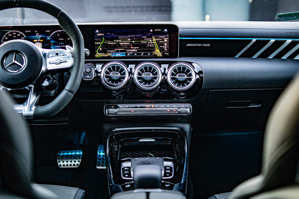mercedes cla amg 45s wnętrze 