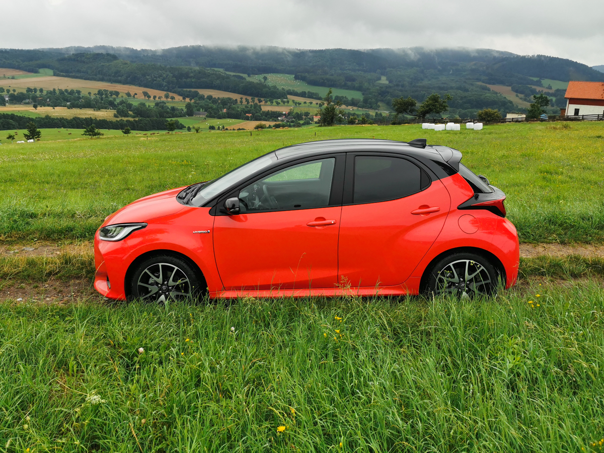 nowa Toyota Yaris Hybrid 