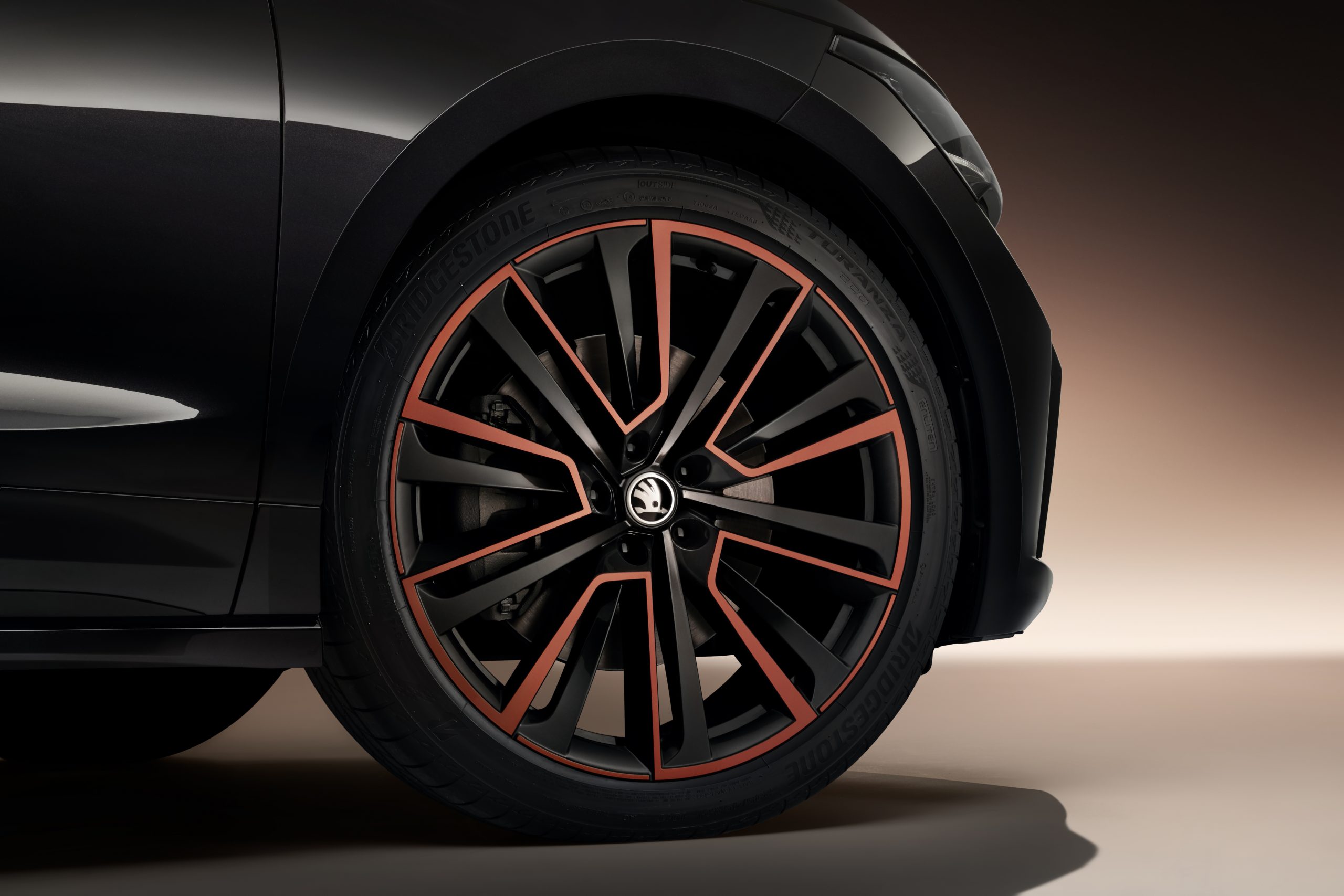 Tak wygląda elektryczna Skoda Enyaq iV. Wyciekły oficjalne zdjęcia