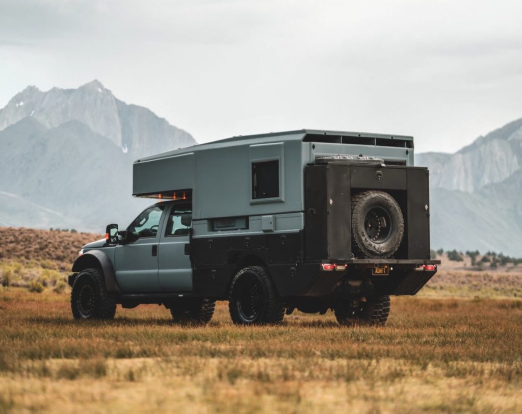 kamper z rozkładanym dachem ford f 550 adrift 