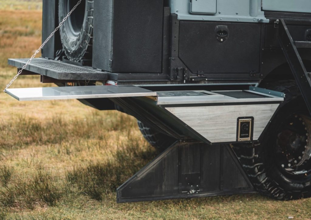 kamper z rozkładanym dachem ford f 550 adrift 