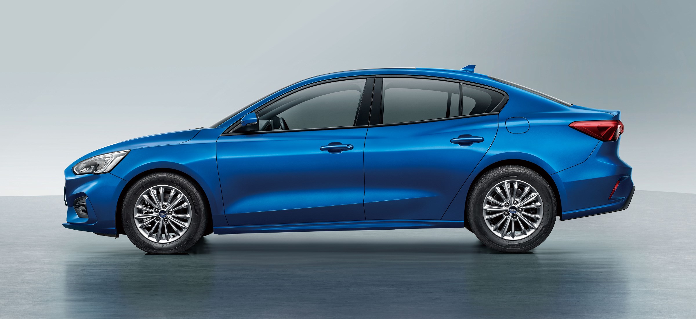 Ford Focus sedan cena