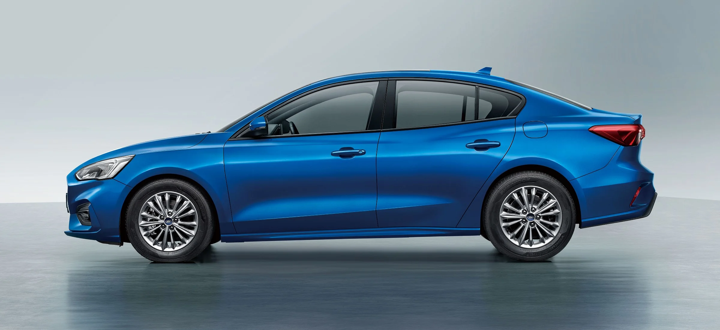 Ford Focus sedan cena