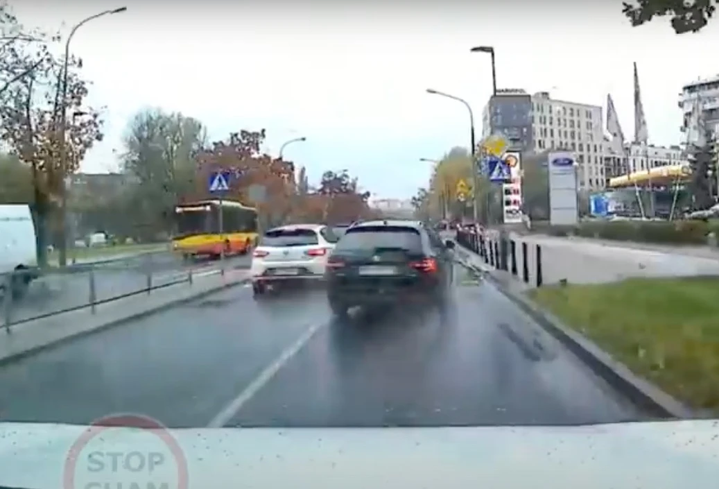 Progi zwalniające na Sokratesa nie pomogły. Ludzie nadal tam szaleją