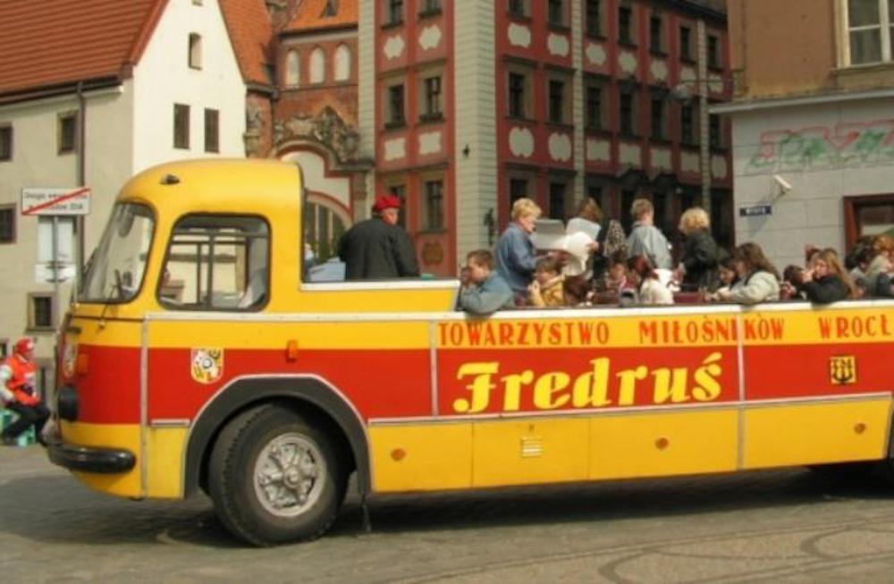 Wrocław restauruje Fredrusia. To unikatowy autobus w wersji cabrio