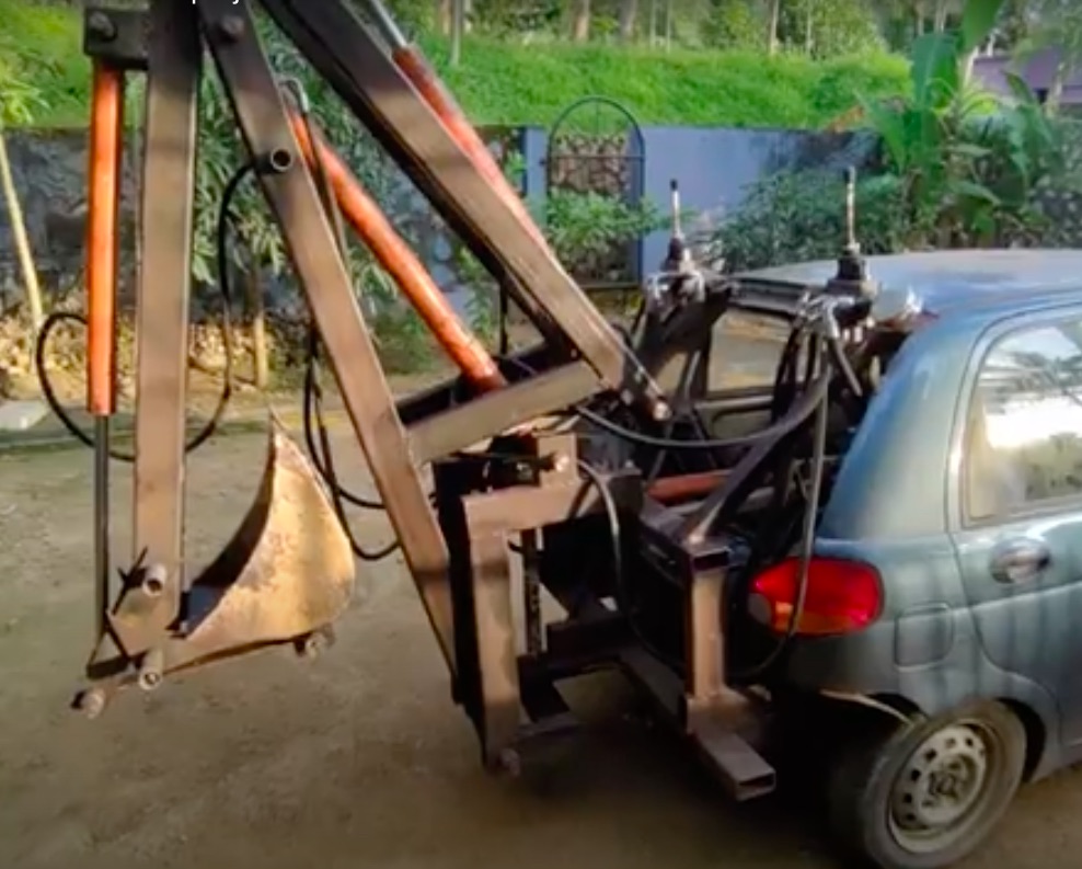 Zamienił Daewoo Matiz na minikoparkę. Nie uwierzysz jak to zrobił