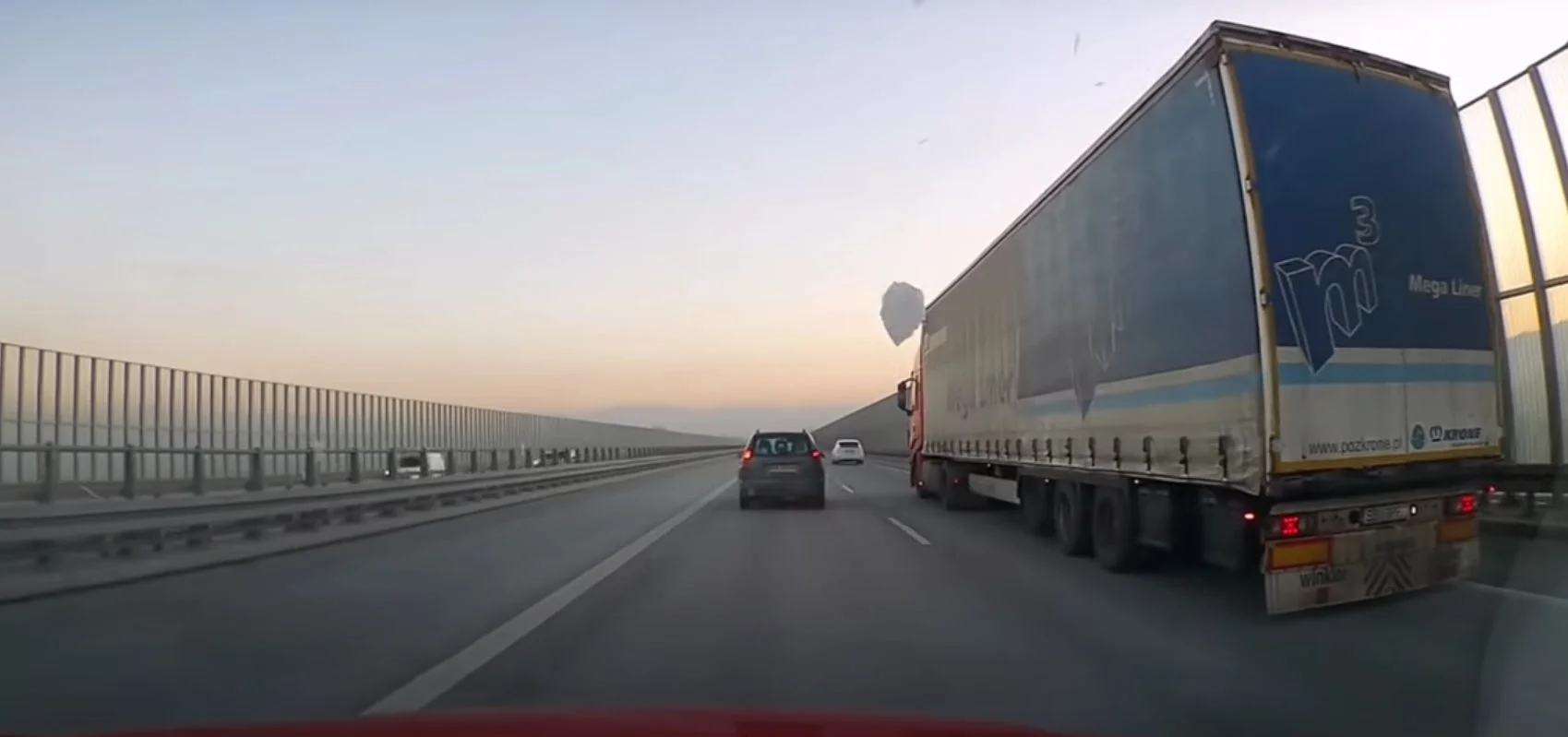 Lód spadający z ciężarówek może zabić. Jak rozwiązać ten problem?