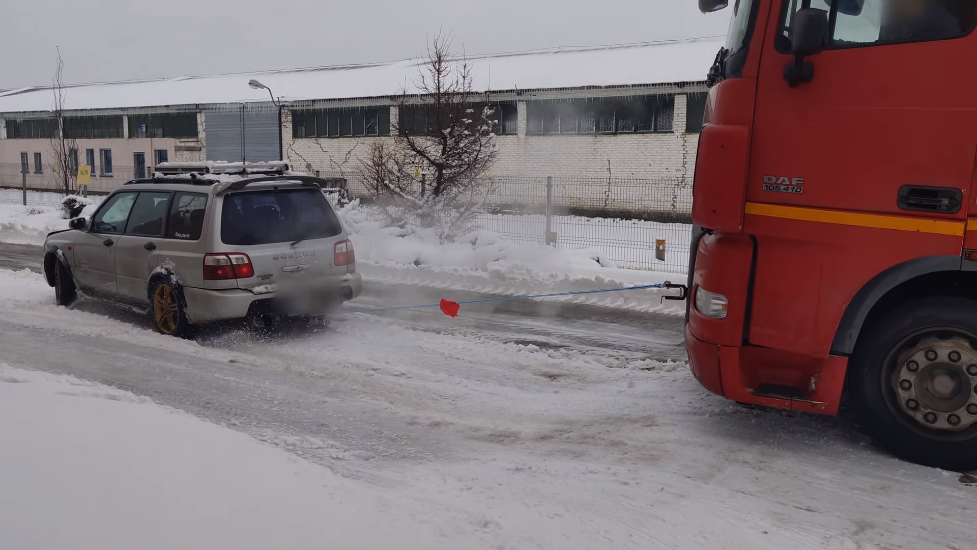 subaru holuje tira