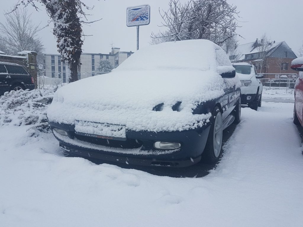 samochód zamarzł 