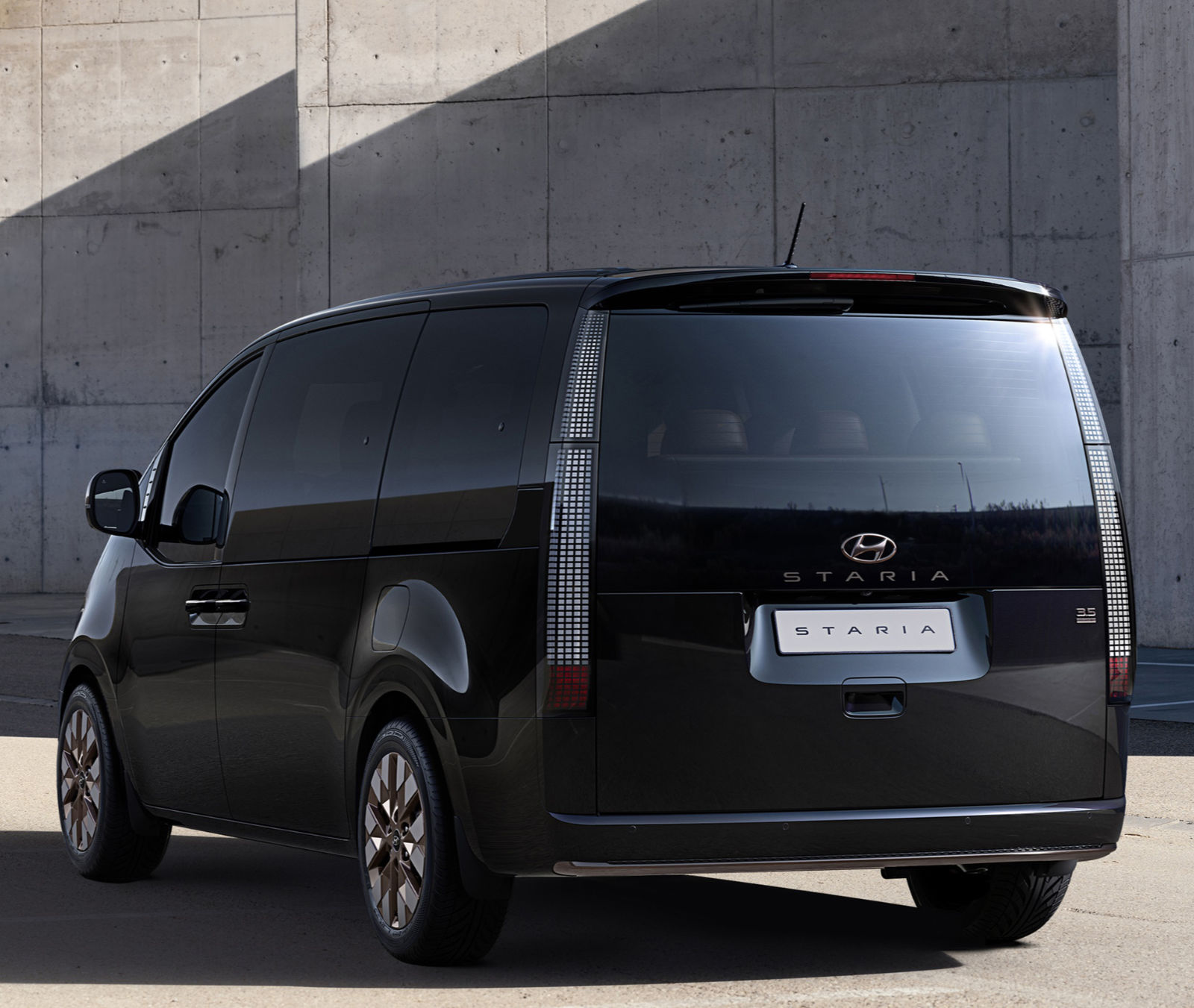 Hyundai Staria 
