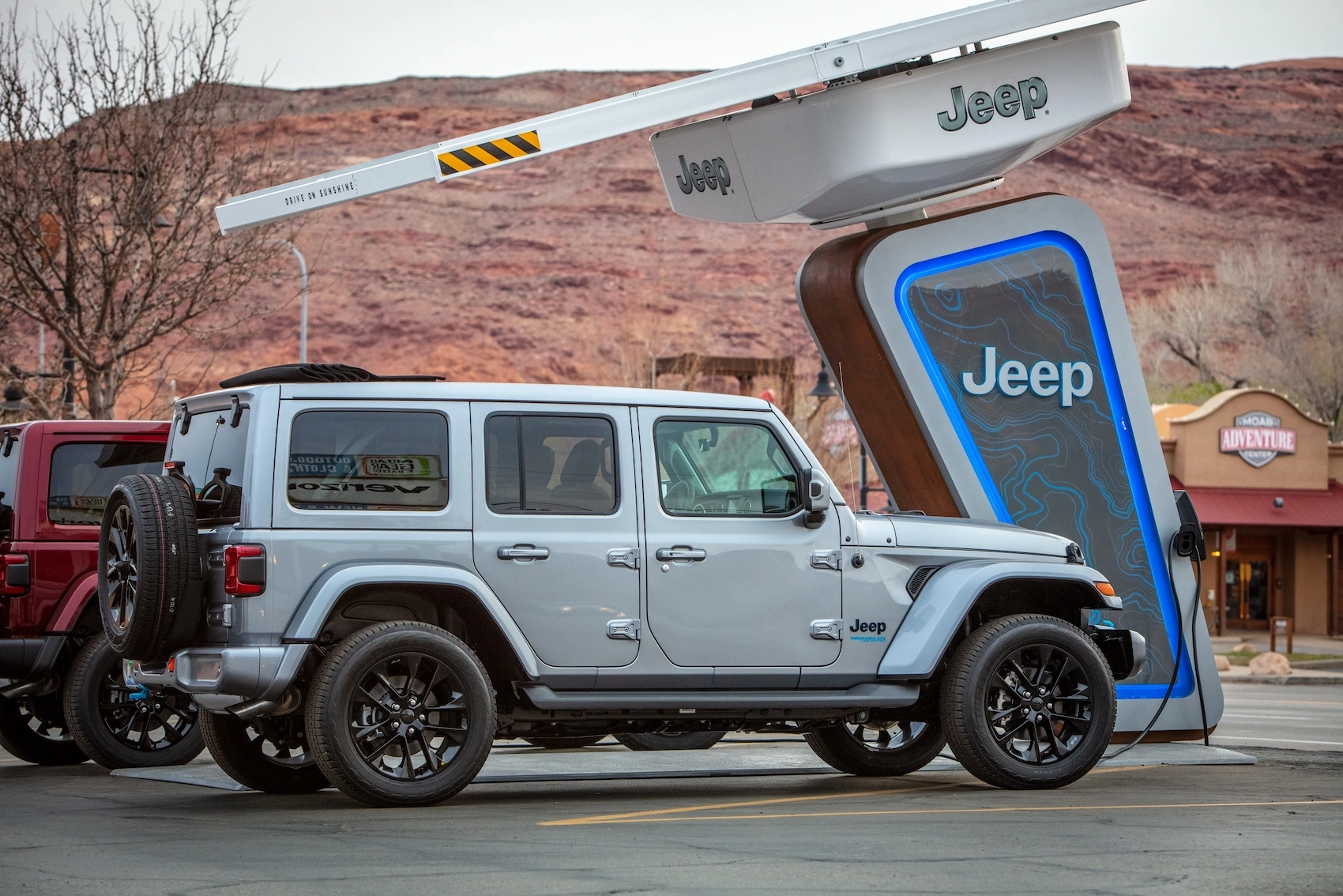 Oczywiście, że hybrydowy Jeep Wrangler nadaje się do jazdy po bezdrożach. Znaczy tych z ładowarką