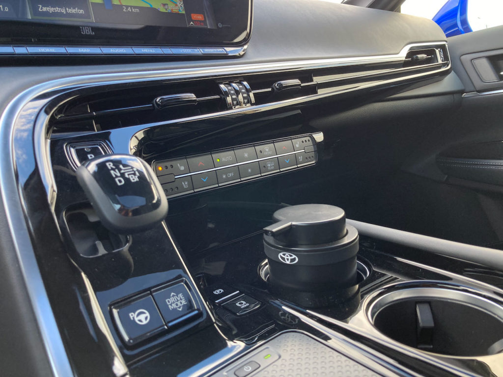 toyota mirai wnętrze