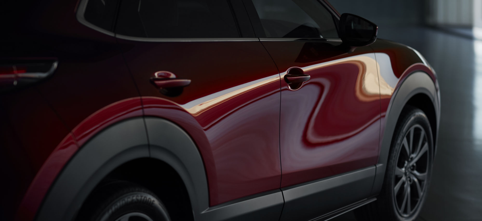 Elektryczna Mazda CX-30 to dzieło sztuki. Ból istnienia wybrzmiewa w nadkolach