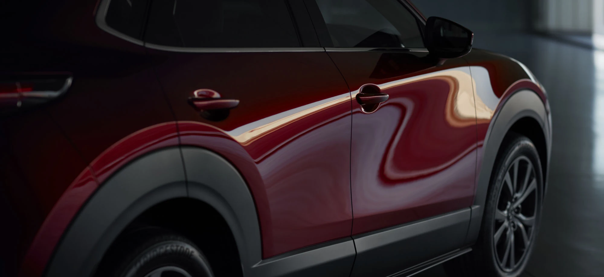 Elektryczna Mazda CX-30 to dzieło sztuki. Ból istnienia wybrzmiewa w nadkolach